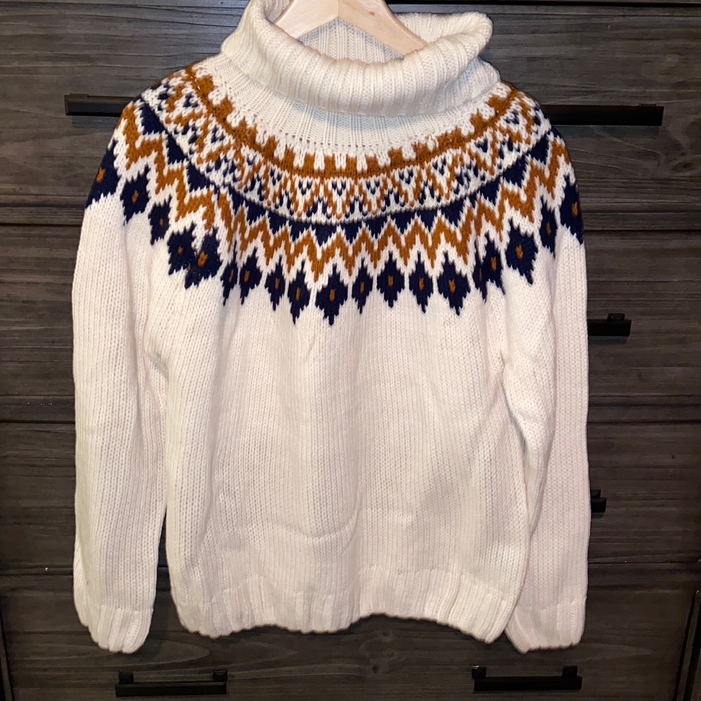 White patterned cowl neck Rachel Zoe sweater- never worn . size XL